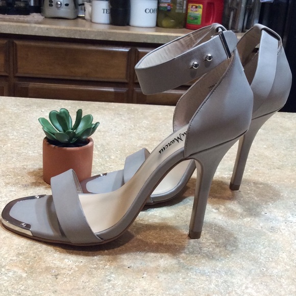 NEIMAN MARCUS LEATHER ANKLE STRAP HEELS - Picture 3 of 8